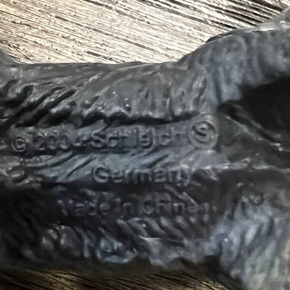 Schleich Bernese Mountain Dog Standing Adult Figure Retired 16339 - Picture 3 of 5